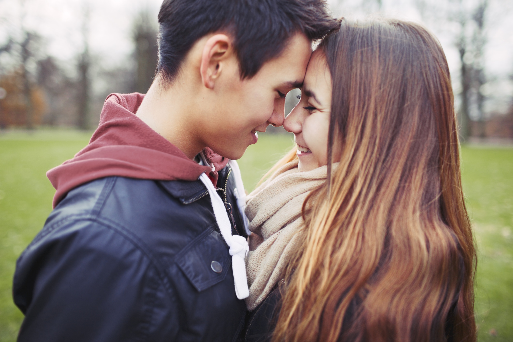 Jeunes couple souriant