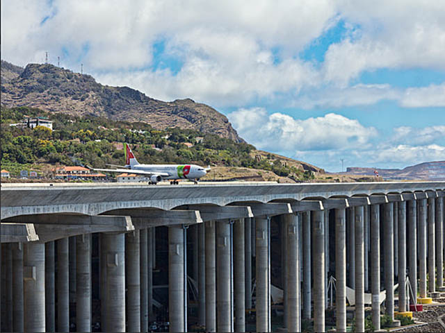 Aéroport de Madère entouré de reliefs montagneux