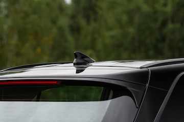 Comparaison antenne classique vs aileron requin