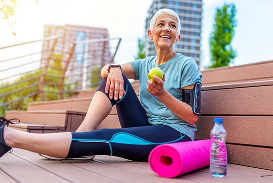 Femme d'âge mûr pratiquant une activité sportive en plein air