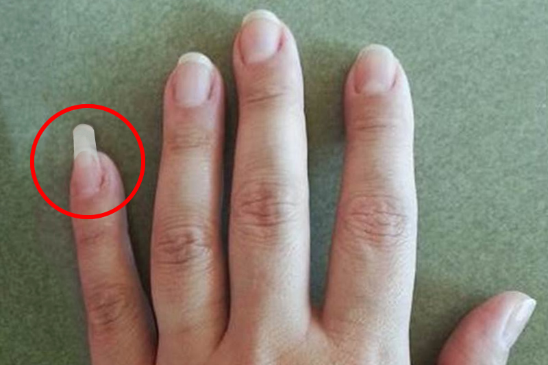 Ongle long utilisé comme outil pratique au quotidien