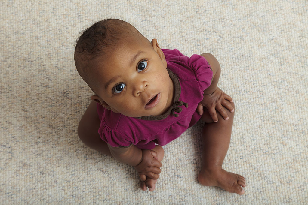 Petite fille métisse jouant