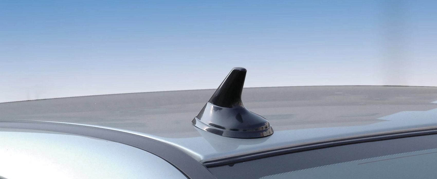 Aileron de requin moderne intégré sur le toit d'une voiture
