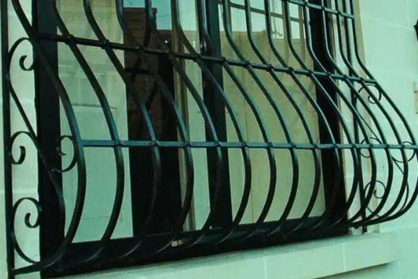 Grille bombée utilisée comme support pour plantes