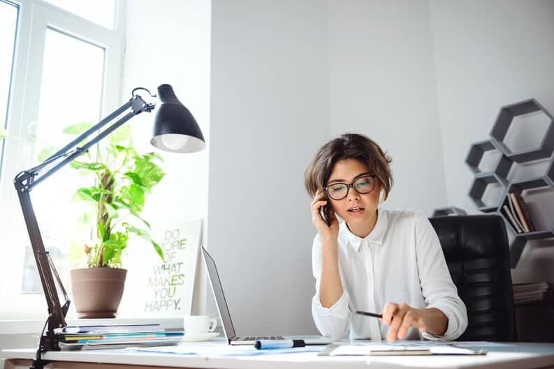 Femme active et épanouie dans son environnement professionnel