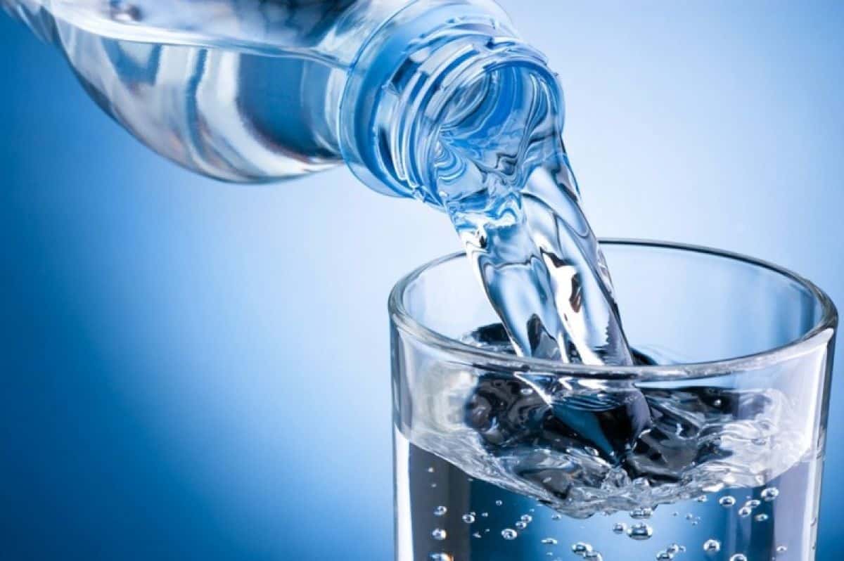 Personne buvant de l'eau à la paille