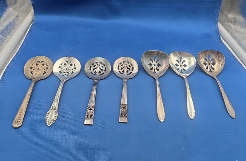 Chocolats présentés avec une cuillère à bonbons