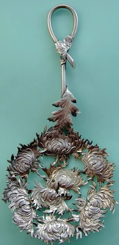 Cuillère ancienne au design incurvé