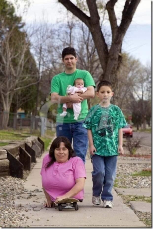 Rose avec son premier enfant dans les bras