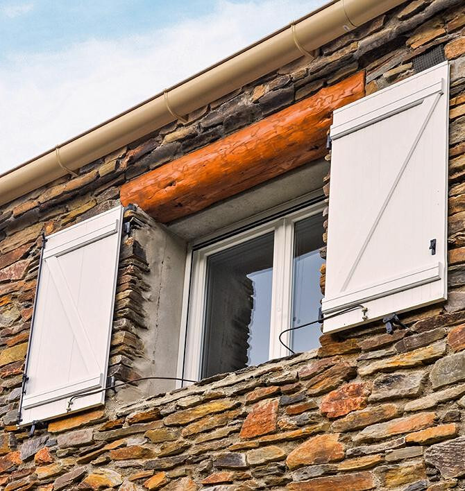 Fenêtre ouverte avec des volets battants laissant entrer la lumière du jour