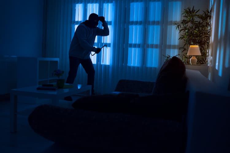 Intérieur d'une maison après un cambriolage, avec des tiroirs ouverts et des affaires éparpillées