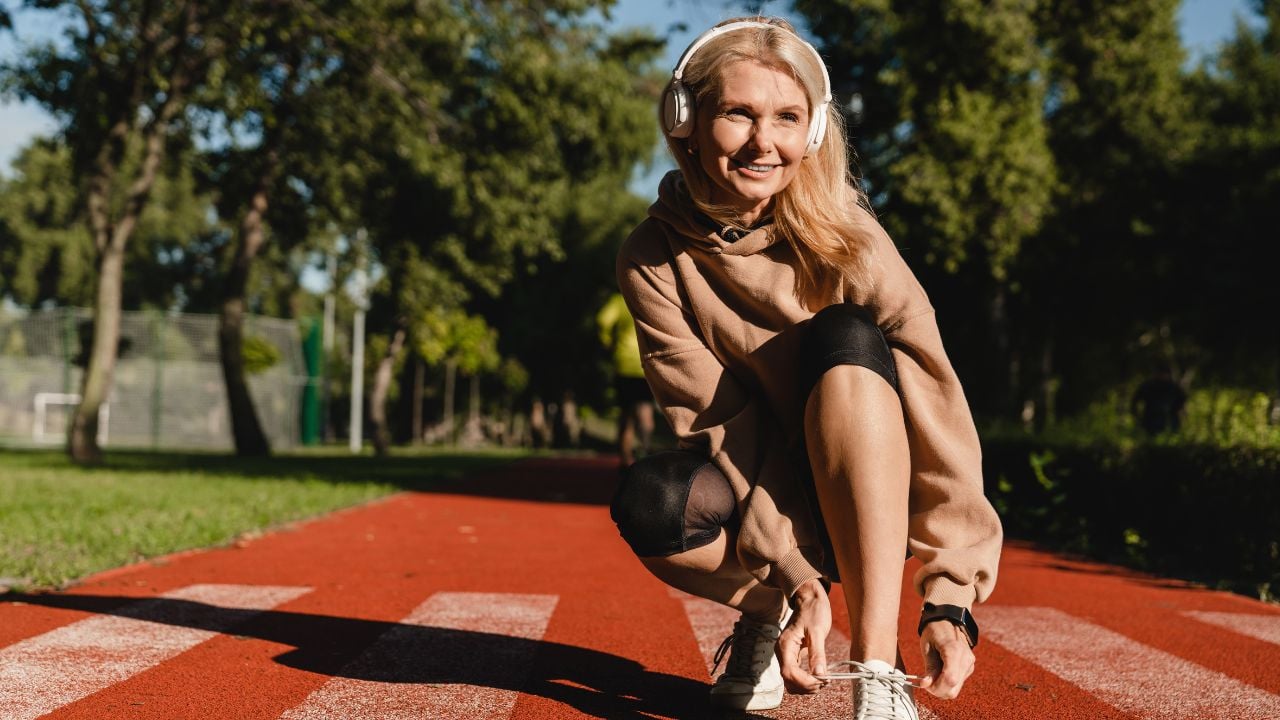 Femme d'âge mûr pratiquant une activité physique en plein air