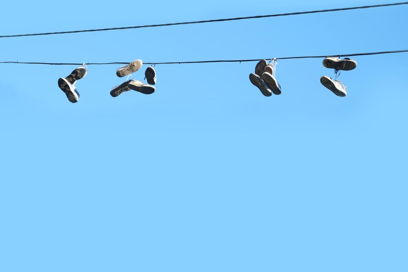 Baskettes suspendues à des fils électriques