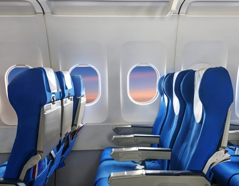 Hôtesse de l'air intervenant dans un conflit entre passagers