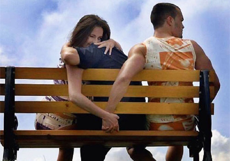 Couple partageant un moment de complicité