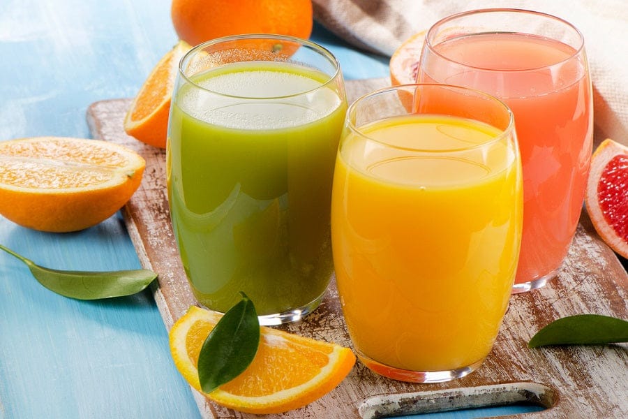 Jus d'agrumes frais dans des verres