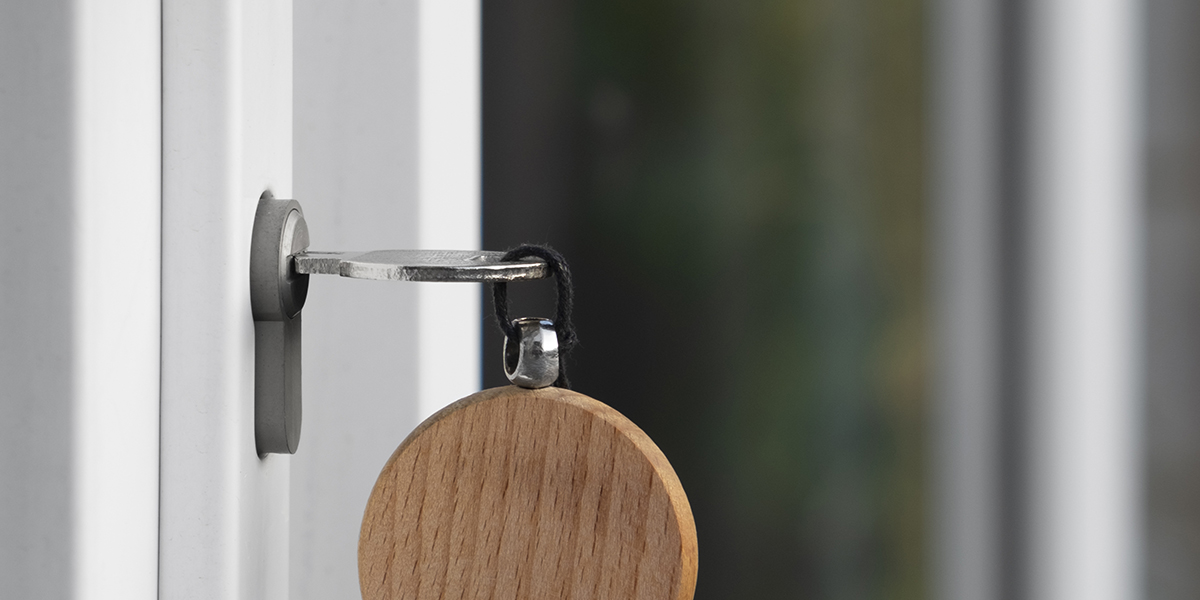 Gros plan sur une clé posée sur une table, symbole de choix et de porte à refermer.