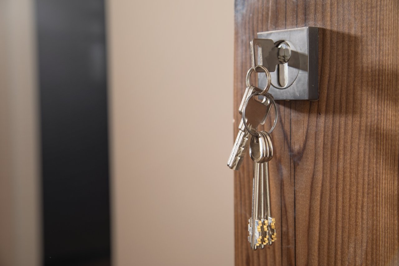 Clé laissée dans une serrure la nuit, illustration des risques