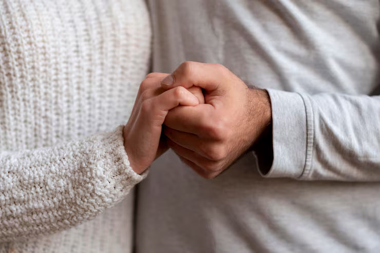 Couple se tenant les mains avec tendresse