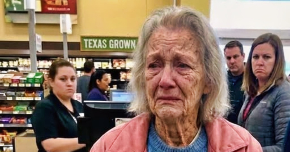 Une femme dans un supermarché, observant une personne âgée à la caisse