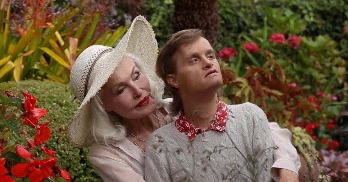 Julie Newmar, jeune et aujourd'hui, avec son fils