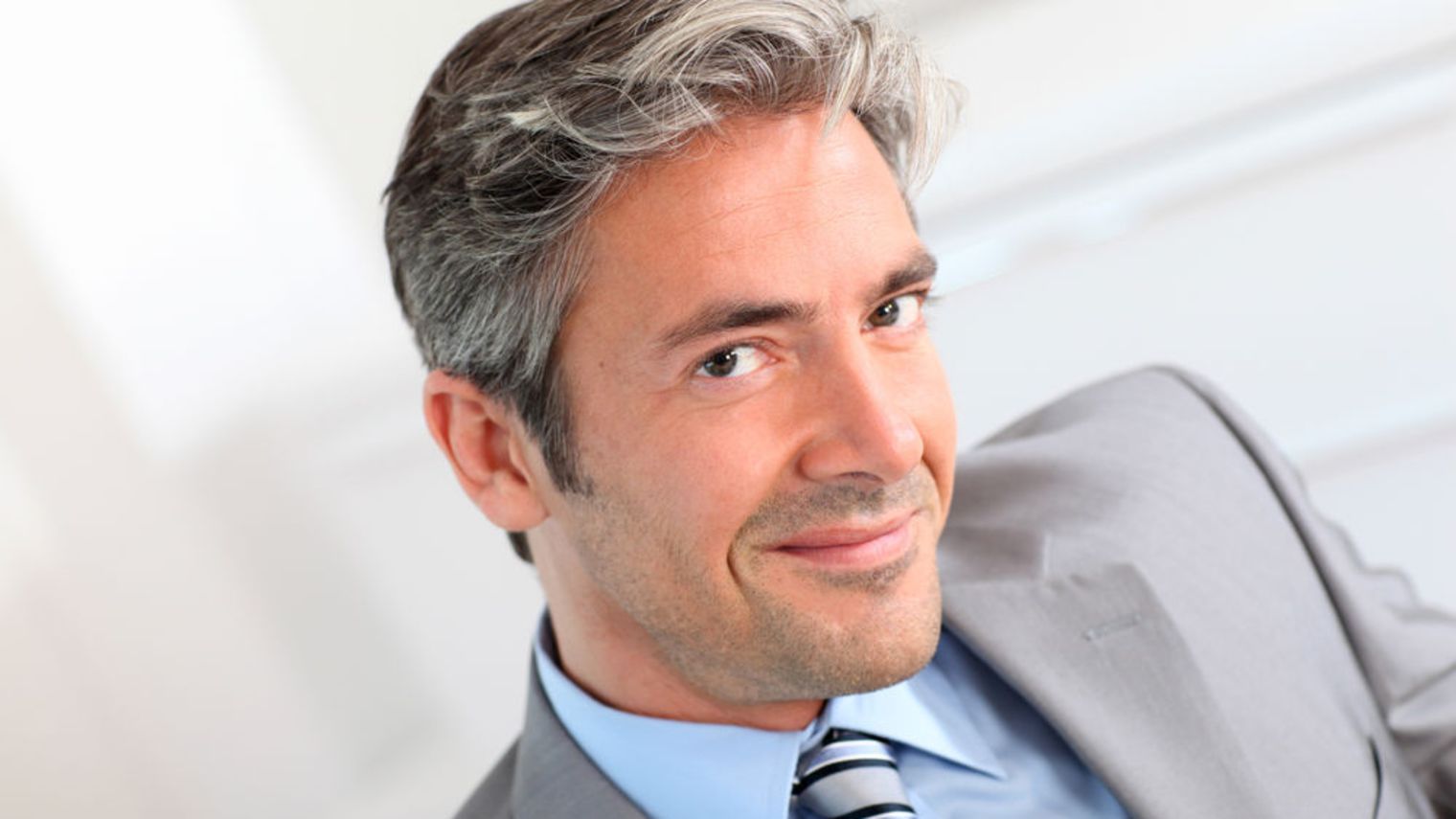 Homme contemporain rayonnant de confiance en soi