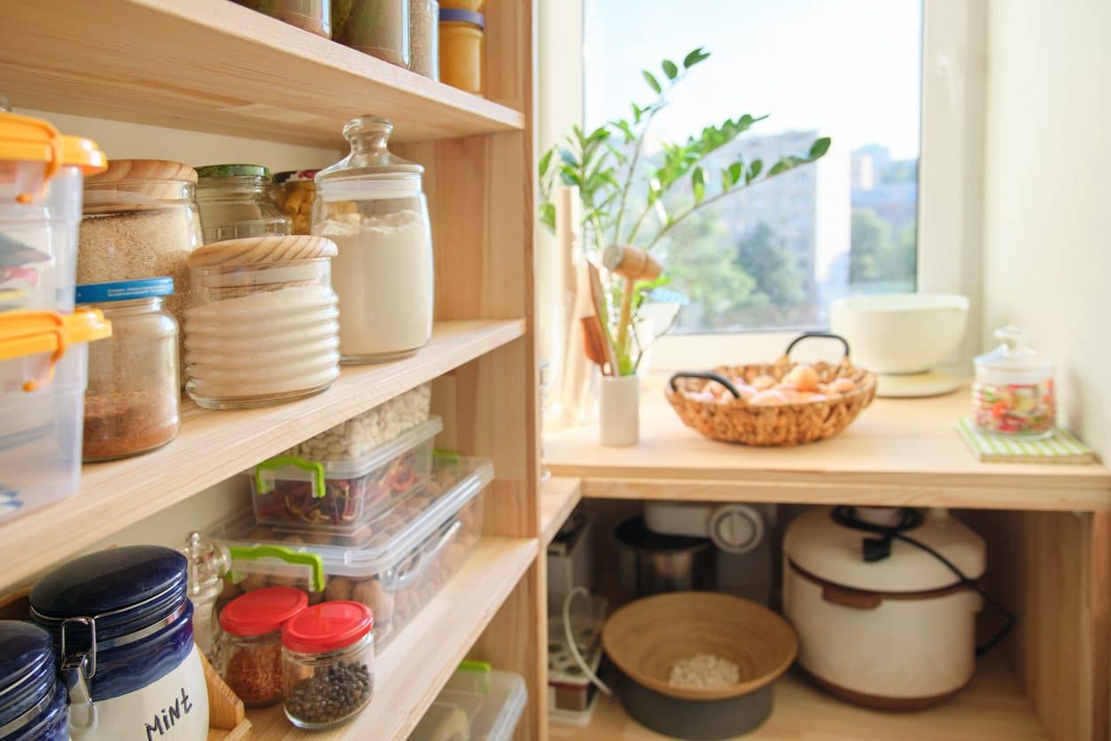 Nettoyage d'un garde-manger contre les mites