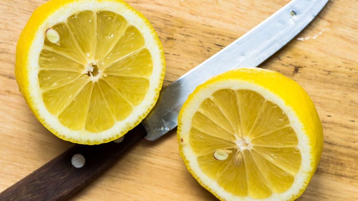 Tranches et zestes de citron préparés pour la congélation