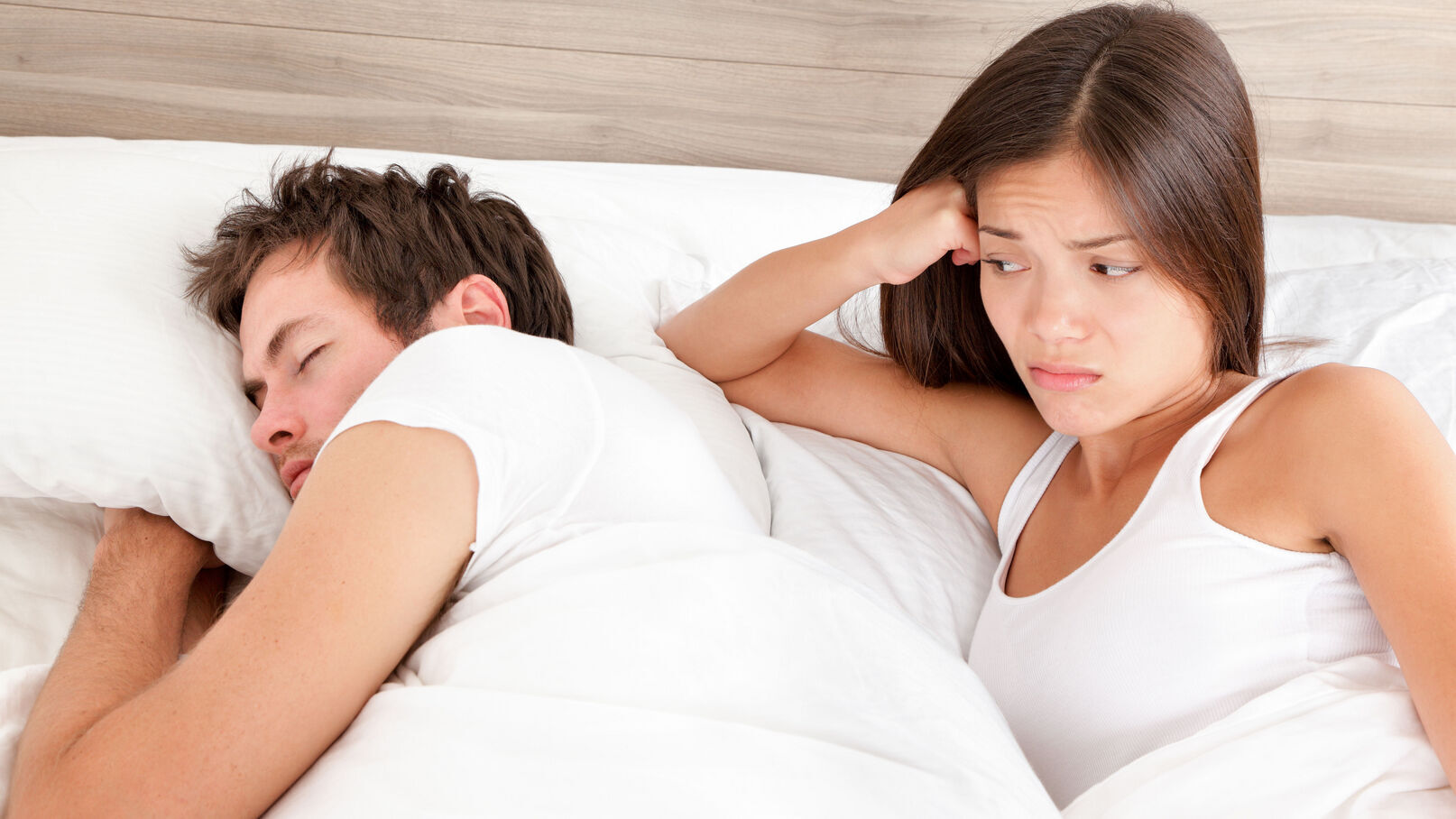 Couple distant assis dos à dos