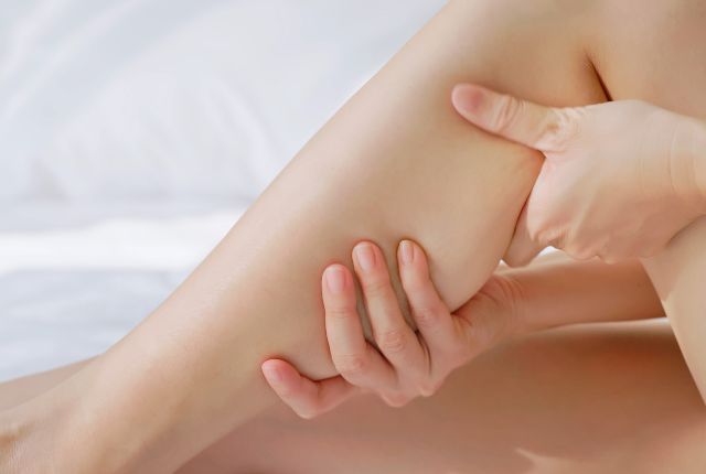 Assortiment d'aliments bénéfiques contre les crampes : bananes, épinards, graines et produits laitiers