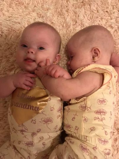 Lily et Chloé partageant un moment de jeu complice dans leur salon