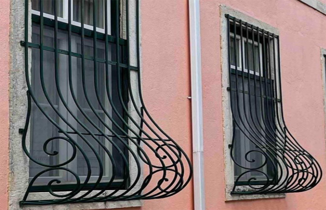 Enfant observant la rue depuis une fenêtre à grille bombée