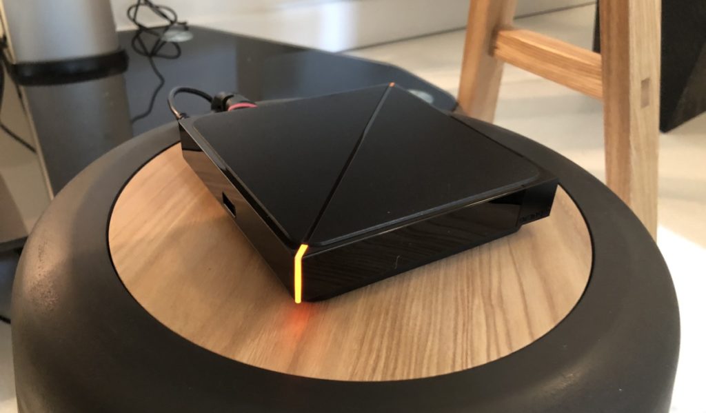 Décodeur UHD moderne avec témoin lumineux