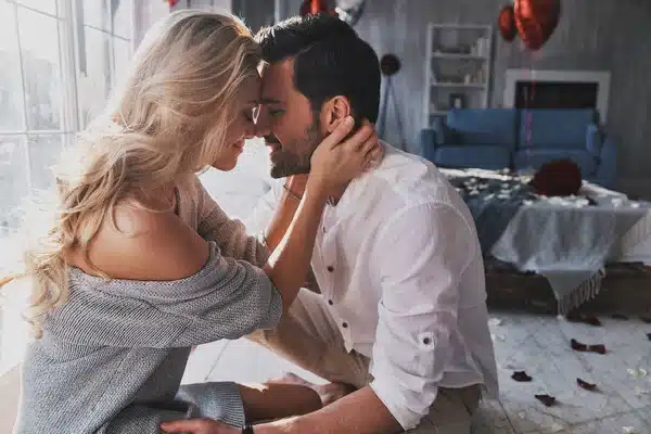 Jeune couple heureux et complice