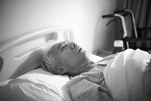 Patient alité réfléchissant à son expérience