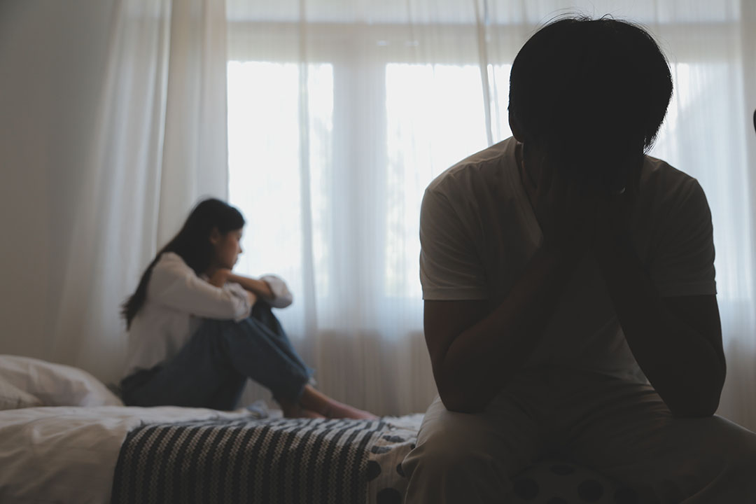 Couple en conflit assis dos à dos