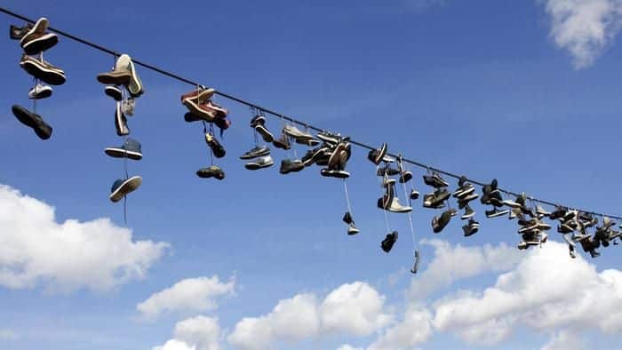 Baskets accrochées à un fil électrique