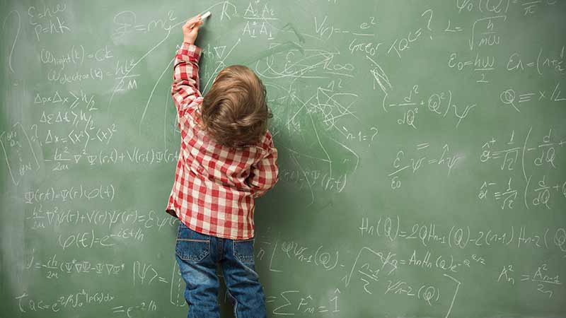 Jeune enfant gaucher concentré sur une activité