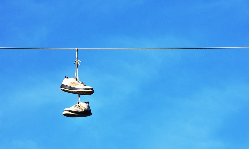 Chaussures suspendues à des fils électriques