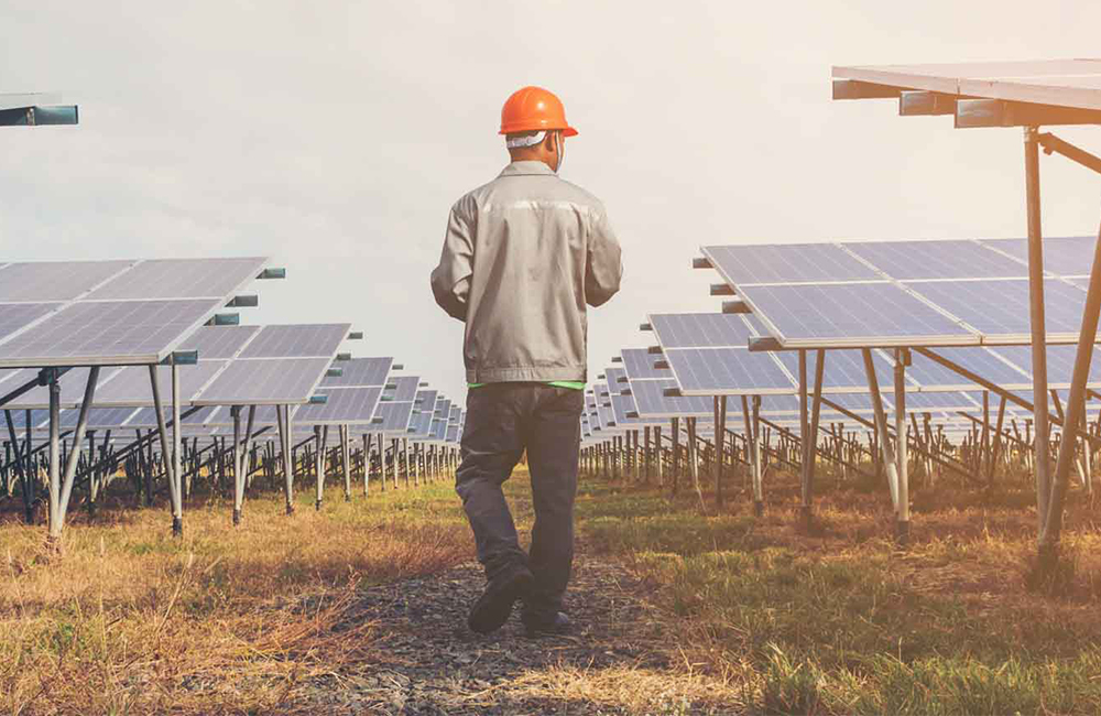 Panneaux solaires dans un paysage, symbolisant les énergies renouvelables