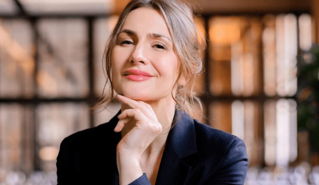 Femme essayant de contrôler son partenaire