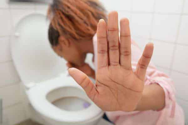 Femme souffrant de nausées se tenant la tête