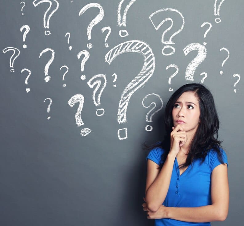 Femme perplexe face à une énigme