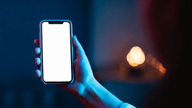 Femme tenant un smartphone avec une expression inquiète