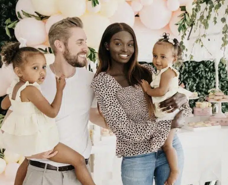 La famille réunie avec leurs deux filles
