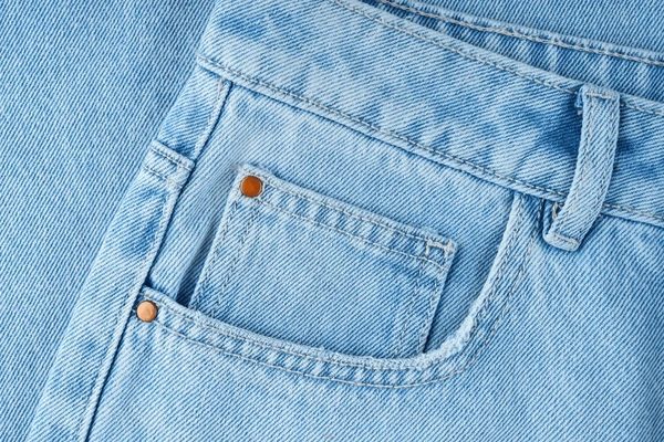 Jeans bleus avec petite poche visible