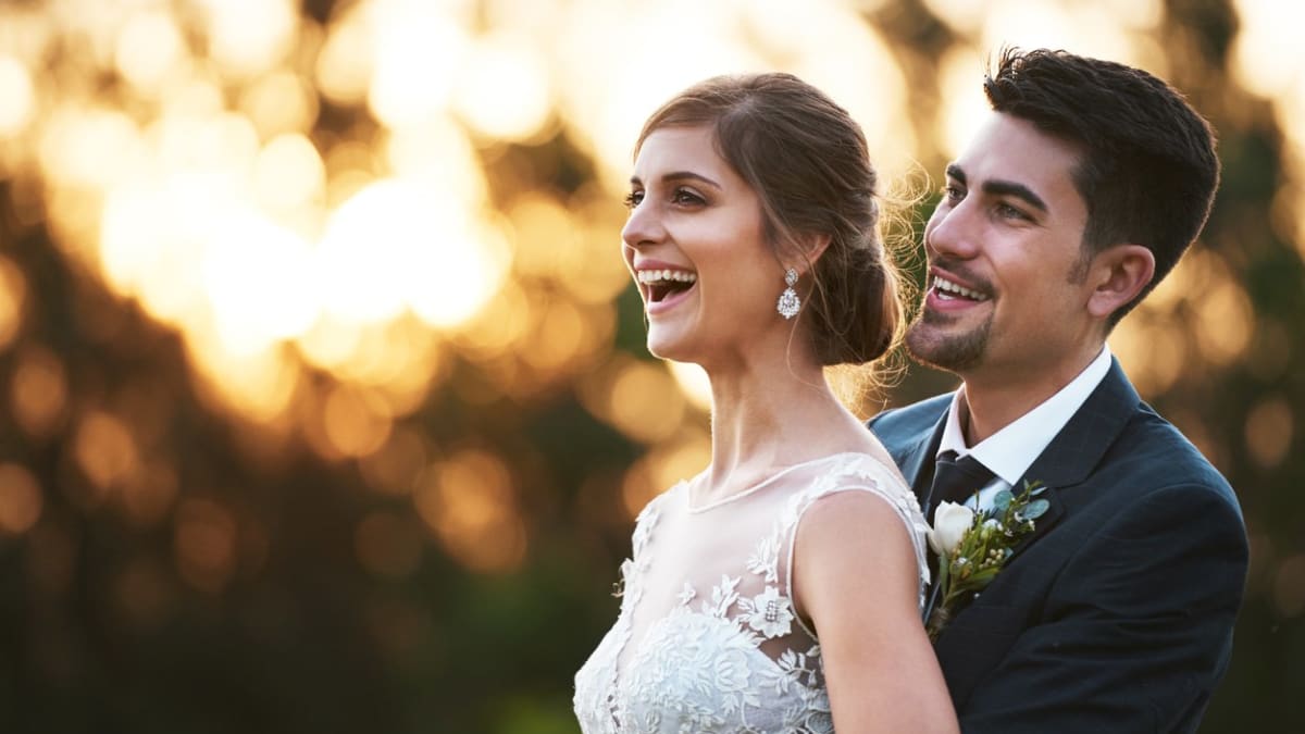 Couple âgé riant aux éclats