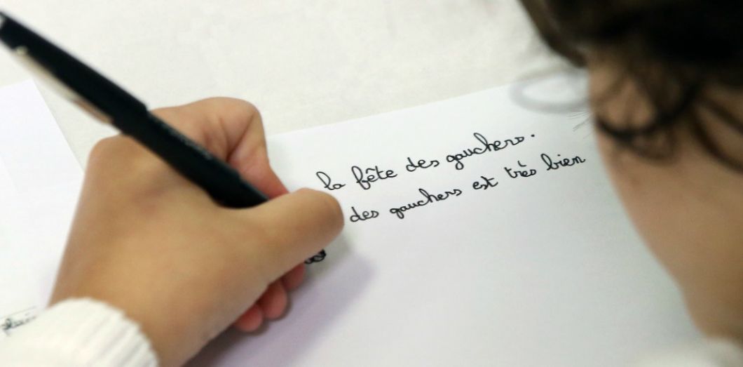 Enfant gaucher en train d'écrire