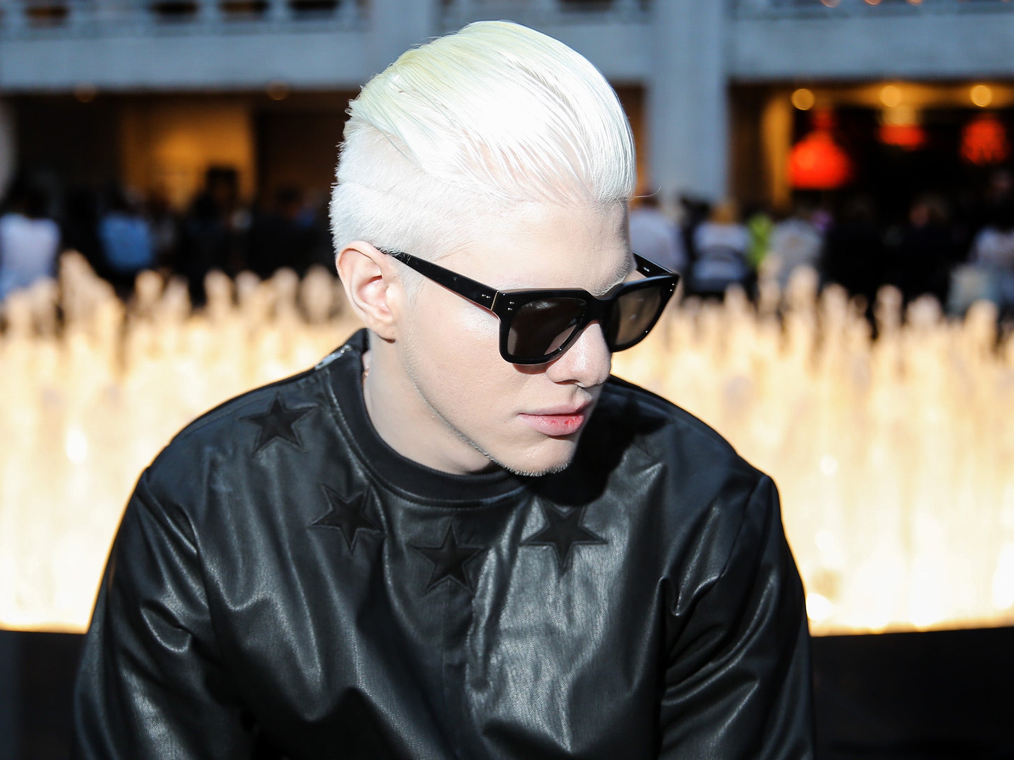 Portrait de Bera Ivanichvili, homme albinos aux cheveux clairs et au regard perçant