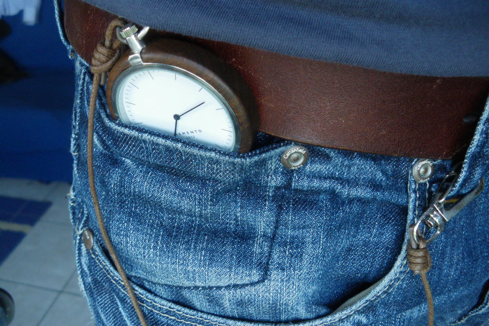 Montre de poche ancienne posée sur un jean déployé